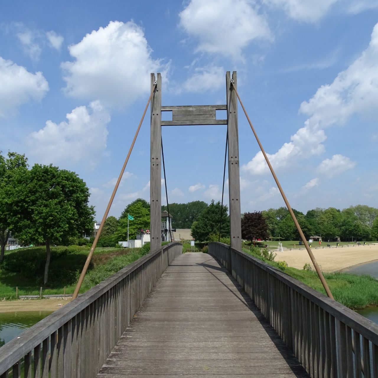 Brug over de zwemvijvers